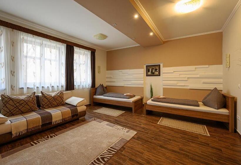 デラックスファミリールーム, Nádasdi Ház