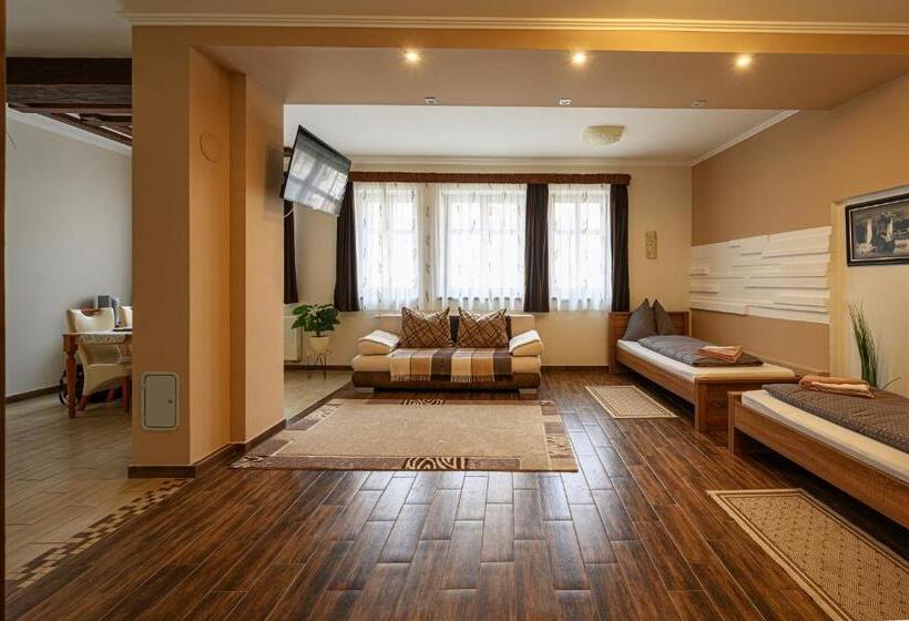 デラックスファミリールーム, Nádasdi Ház