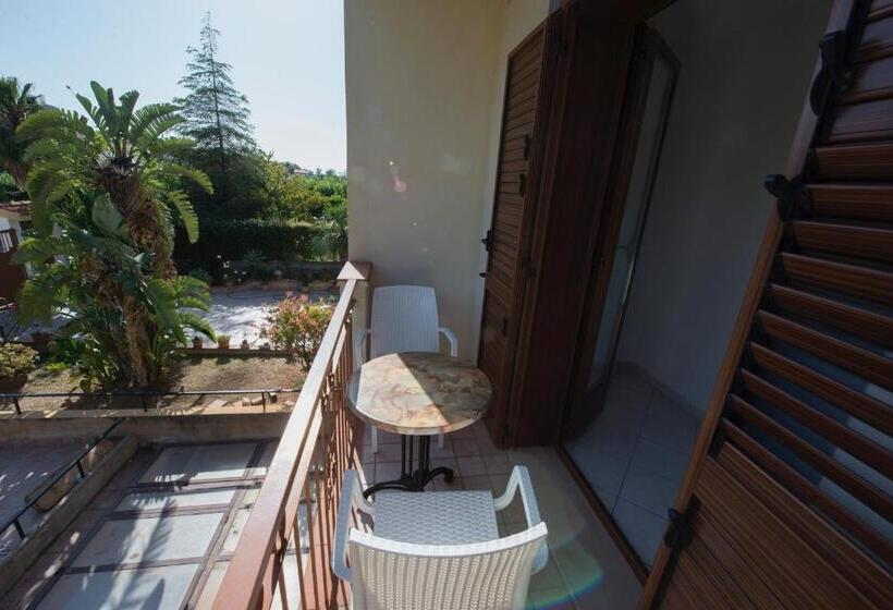 غرفة قياسية مزوَّدة بشُرفة, Villa Saturno