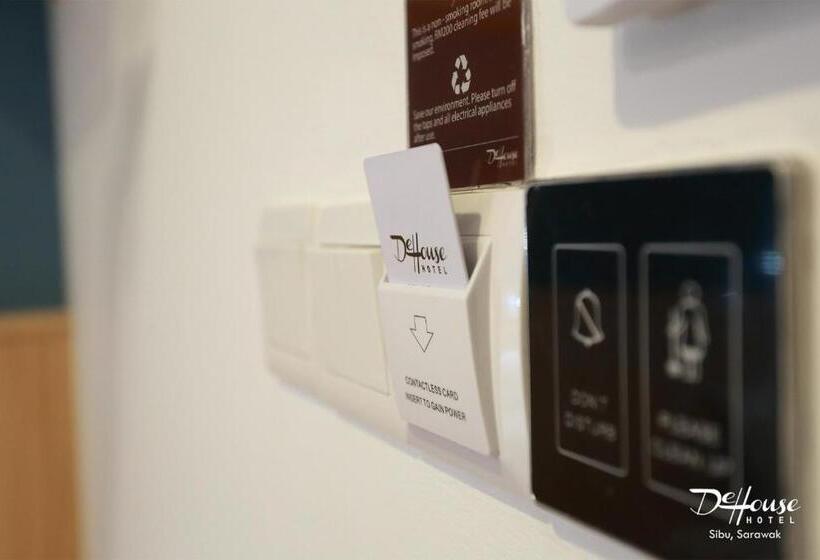 חדר דלוקס, De House