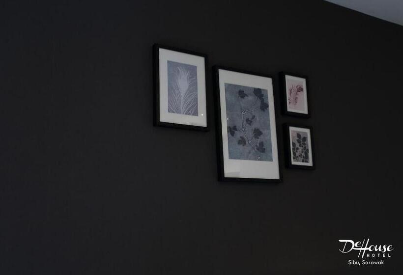 חדר סופריור לשלושה, De House