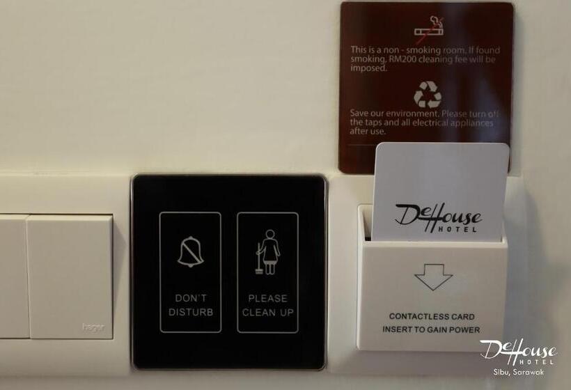 חדר סופריור לשלושה, De House