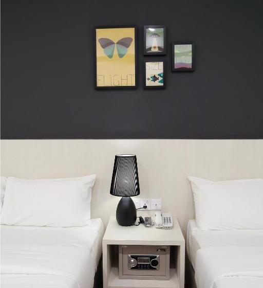 סוויטה משפחתית, De House