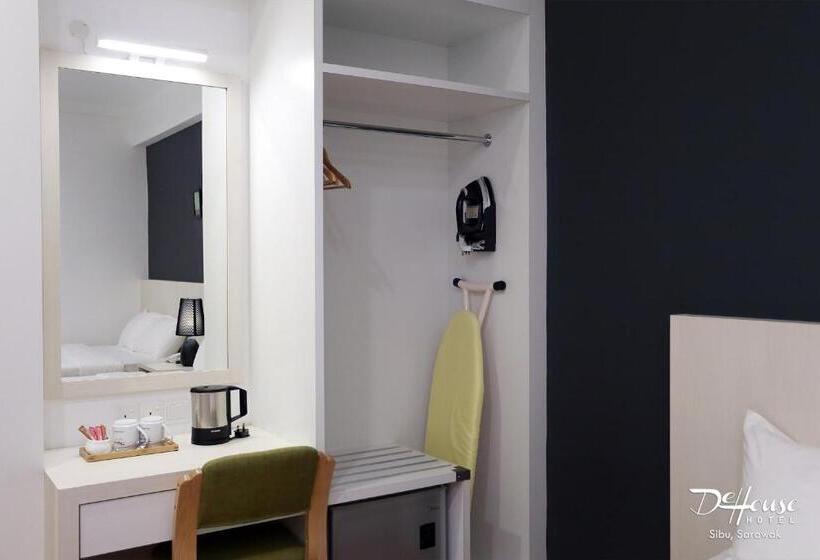 סוויטה משפחתית, De House