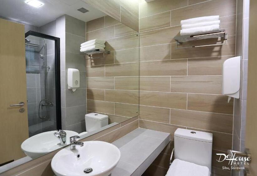 סוויטה דלוקס, De House