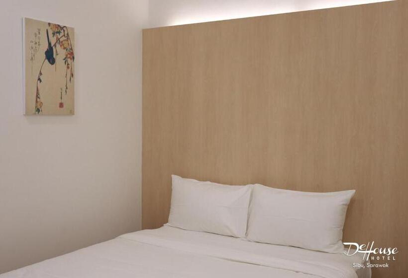 סוויטה דלוקס, De House