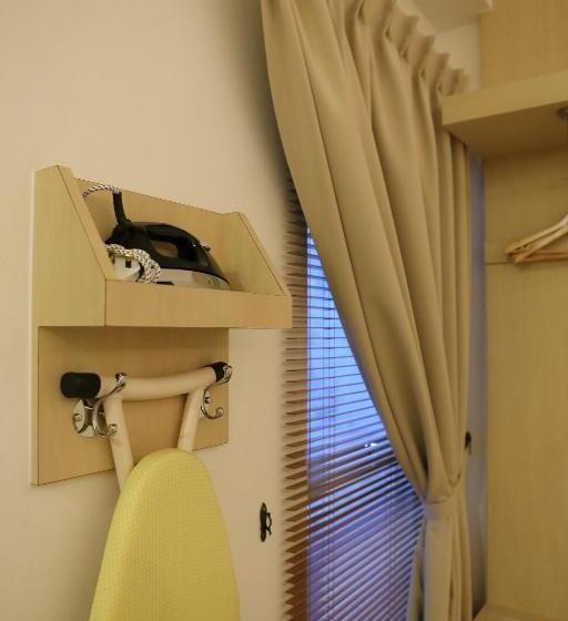 סוויטה דלוקס, De House