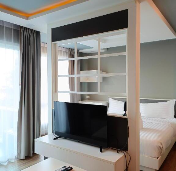 اتاق لوکس با چشم‌انداز استخر, Wisdom Hotel & Residence