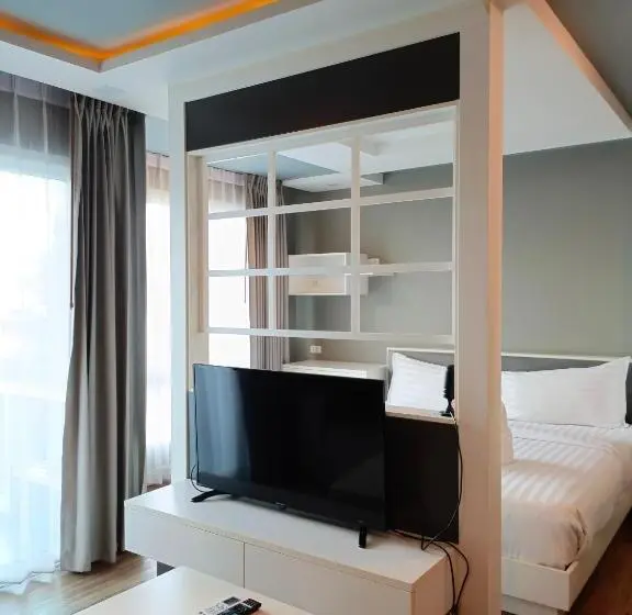 اتاق لوکس با چشم‌انداز استخر, Wisdom Hotel & Residence