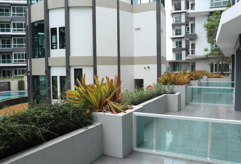 اتاق لوکس با چشم‌انداز استخر, Wisdom Hotel & Residence