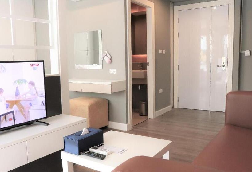 풀장 전망 디럭스 룸, Wisdom Hotel & Residence
