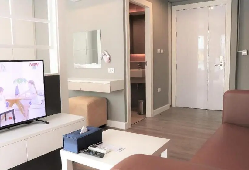 اتاق لوکس با چشم‌انداز استخر, Wisdom Hotel & Residence