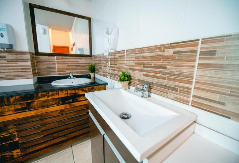 חדר סטנדרט חדר אמבטיה משותף, Oshovia Hostel