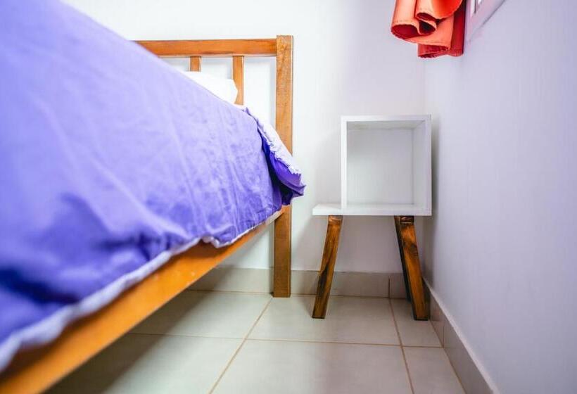 Quarto Estandar Banheiro Compartilhado, Oshovia Hostel