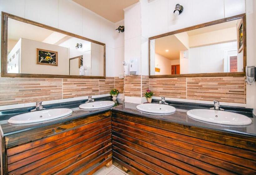 Quarto Estandar Banheiro Compartilhado, Oshovia Hostel