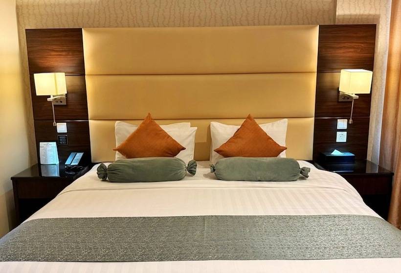 سوییت خانوادگی, Holiday Villa Hail