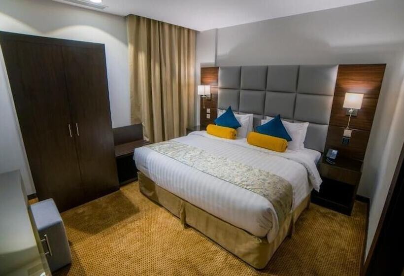 سوییت خانوادگی, Holiday Villa Hail