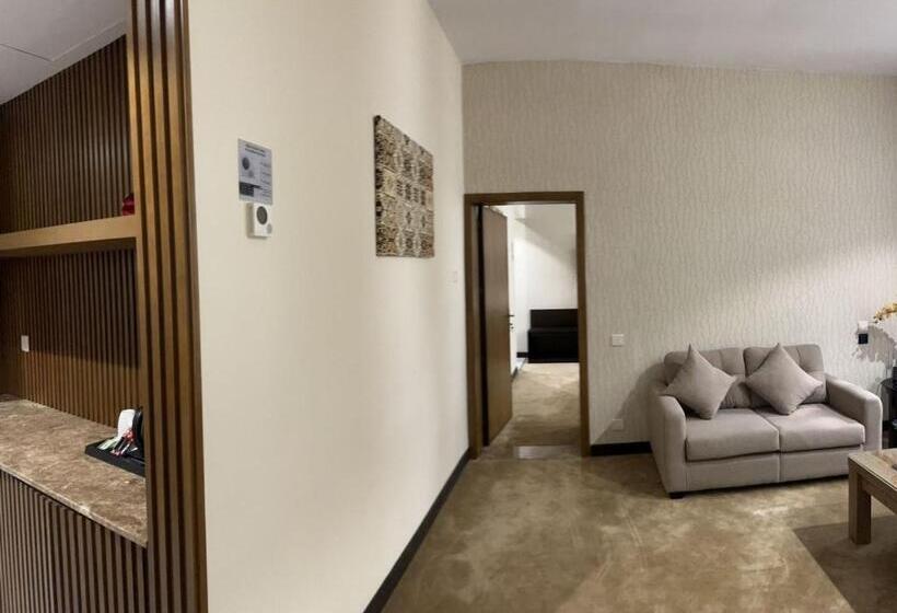 سوییت جونیور, Holiday Villa Hail