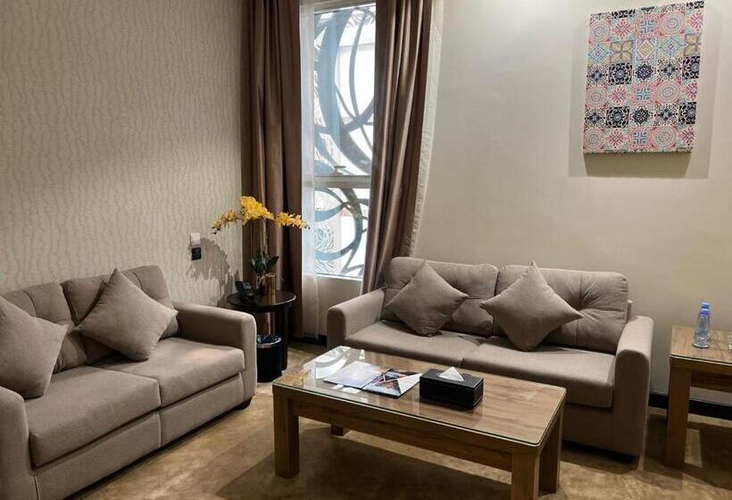 سوییت جونیور, Holiday Villa Hail