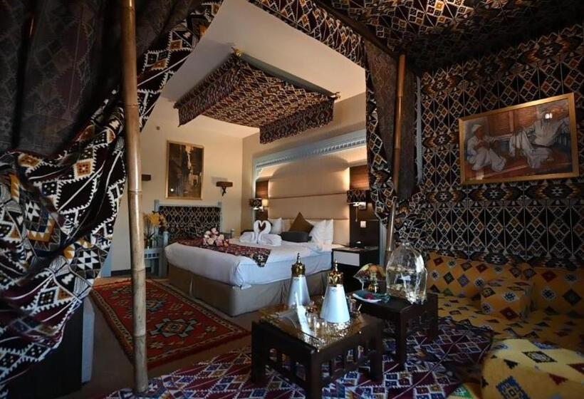 سوییت لوکس, Holiday Villa Hail