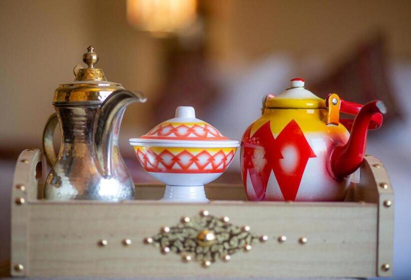 سوییت لوکس, Holiday Villa Hail