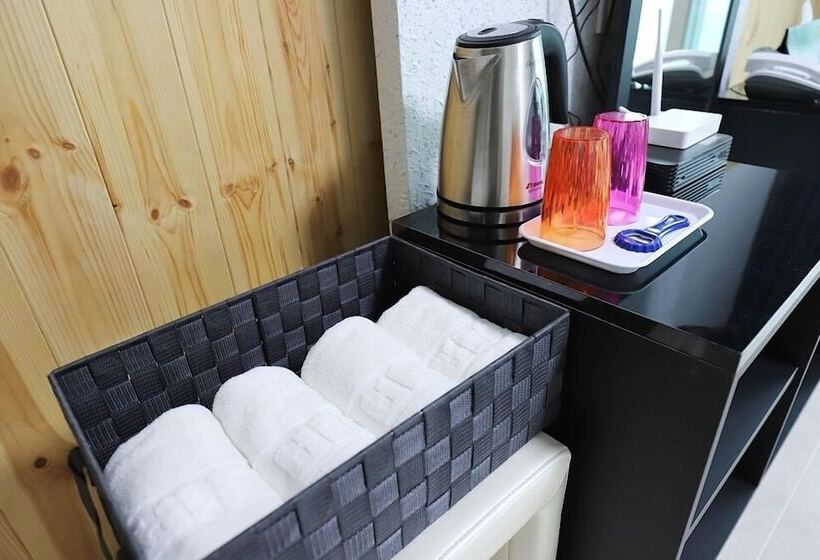 חדר סטנדרט, The Four Hills