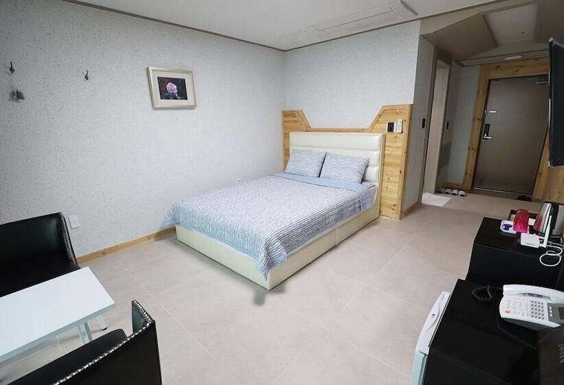 חדר סטנדרט, The Four Hills