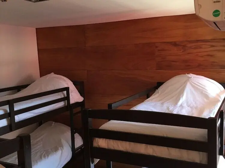ルームシェアのワンベッド, Circus Hostel&hotel Montevideo