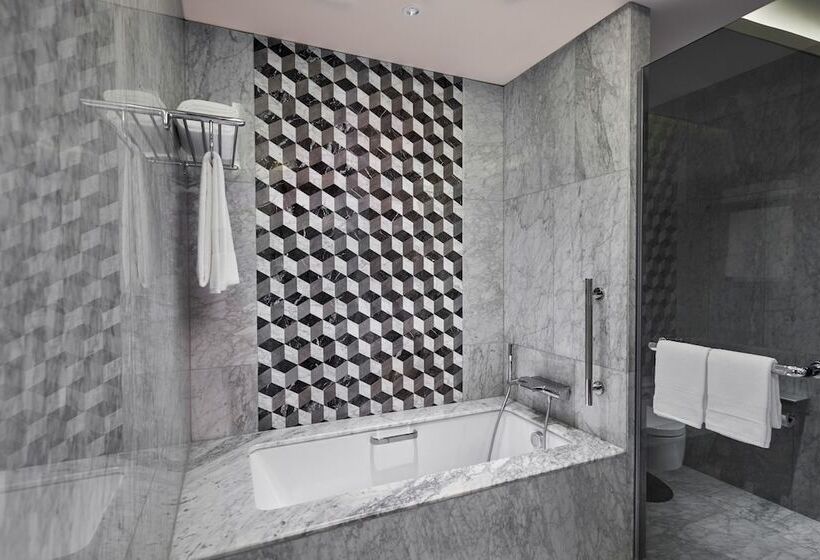 Quarto Executivo Vista Piscina, Hilton Manila