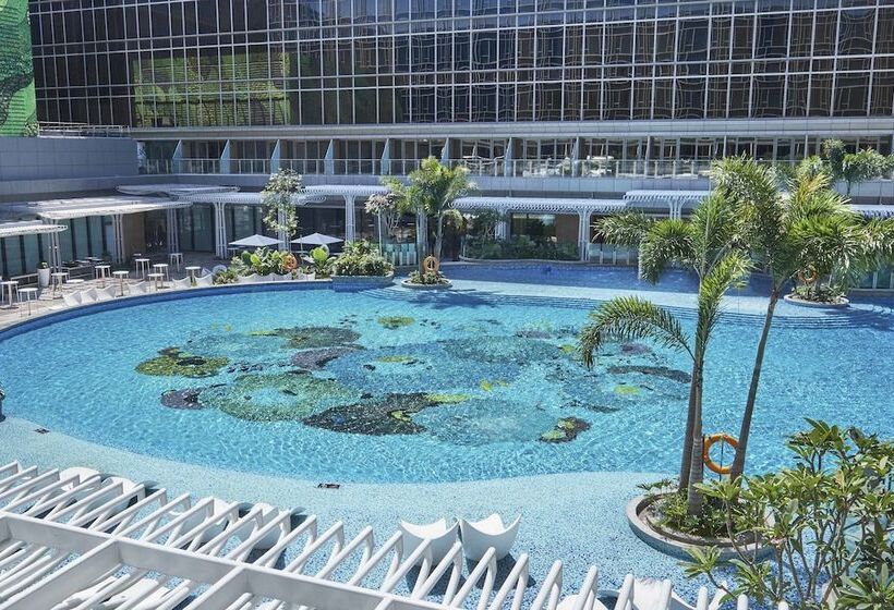 Номер Стандарт Вид на Бассейн, Hilton Manila