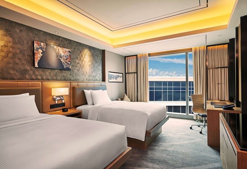标准间带游泳池, Hilton Manila