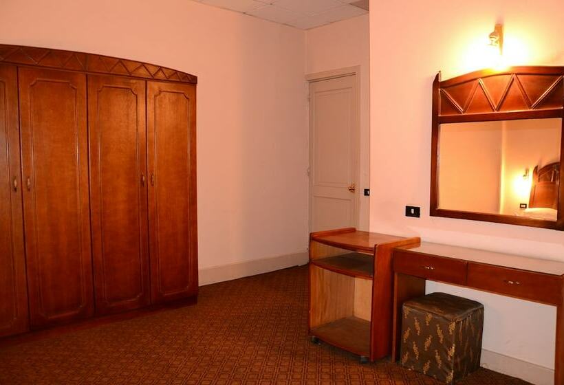 اتاق استاندارد سه نفره, Louris Inn