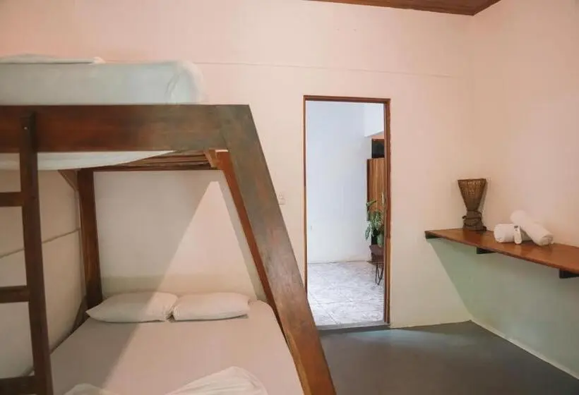 اتاق استاندارد سه تخته با سرویس بهداشتی مشترک, Zeneidas Surf Garden