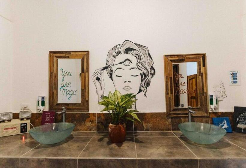 标准三人间共用浴室, Zeneidas Surf Garden