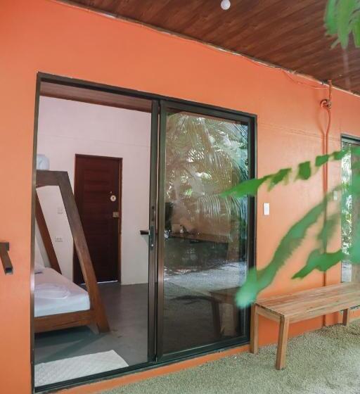 家庭房间共用浴室, Zeneidas Surf Garden