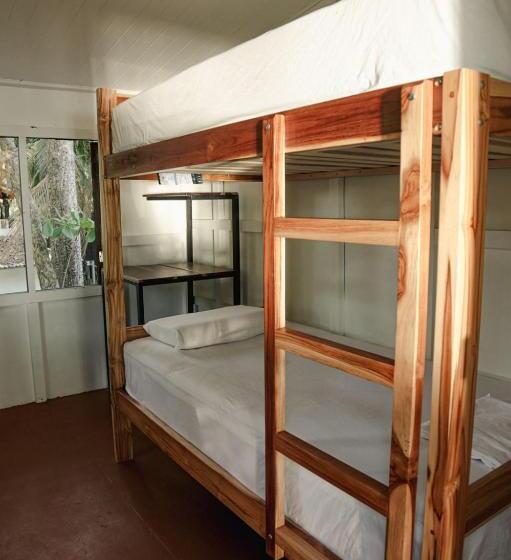 共用房间的床, Zeneidas Surf Garden