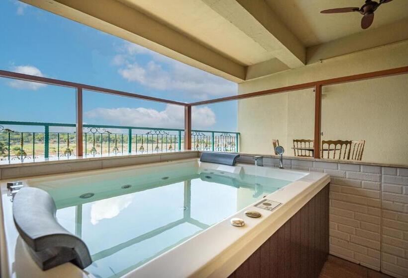 غرفة ديلوكس مزوَّدة بجاكوزي, Tasik Villa International Resort