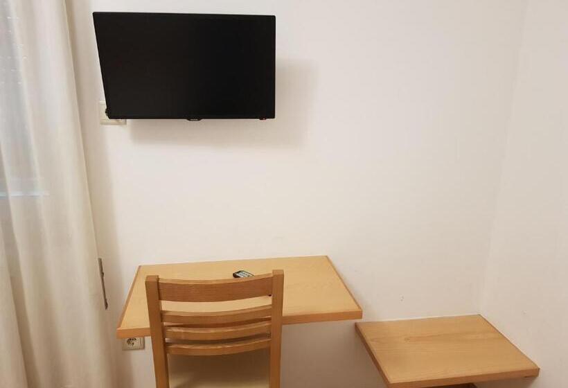 패밀리 룸, Padre Cruz