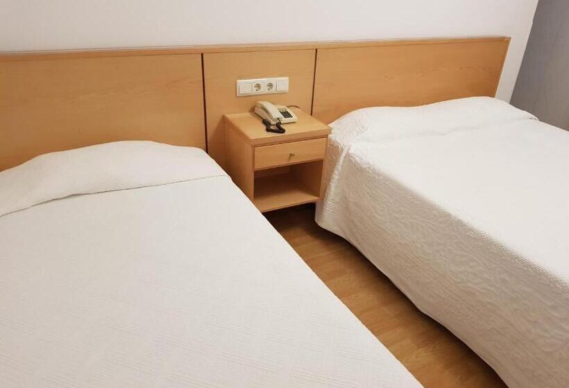 패밀리 룸, Padre Cruz