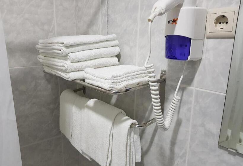 패밀리 룸, Padre Cruz