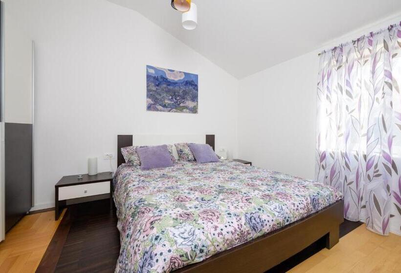 Deluxe Studio, B&b Carmela