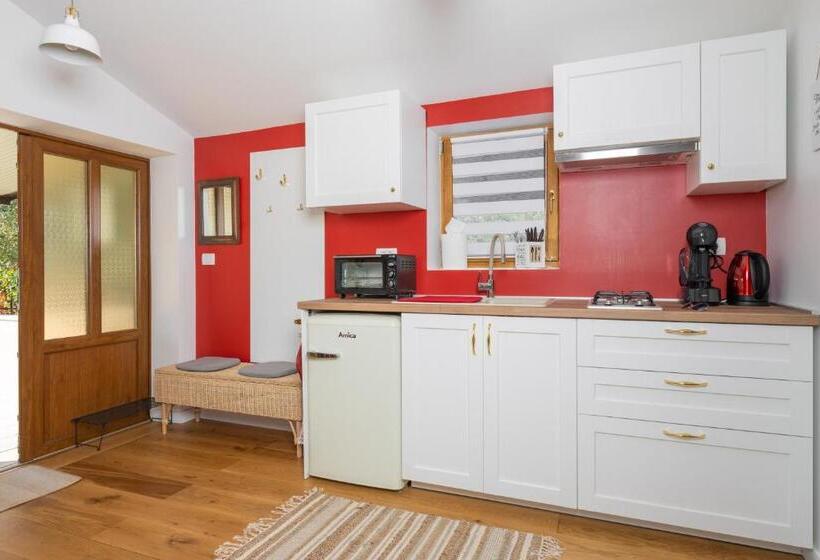 استودیوی لوکس, B&b Carmela