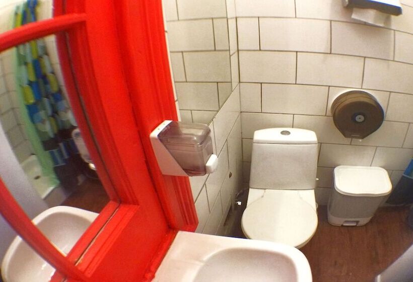 共用房间的床, Hostal Irreal