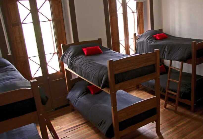 共用房间的床, Hostal Irreal