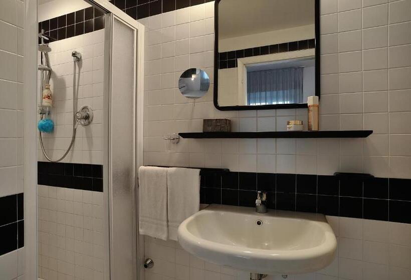 スタンダードトリプルルーム, Marilena