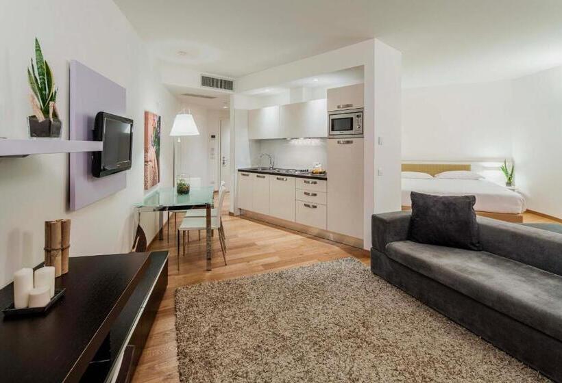 استودیوی لوکس, Residence Portus