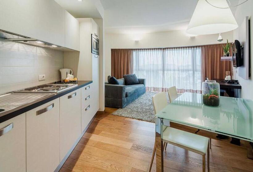 استودیوی لوکس, Residence Portus