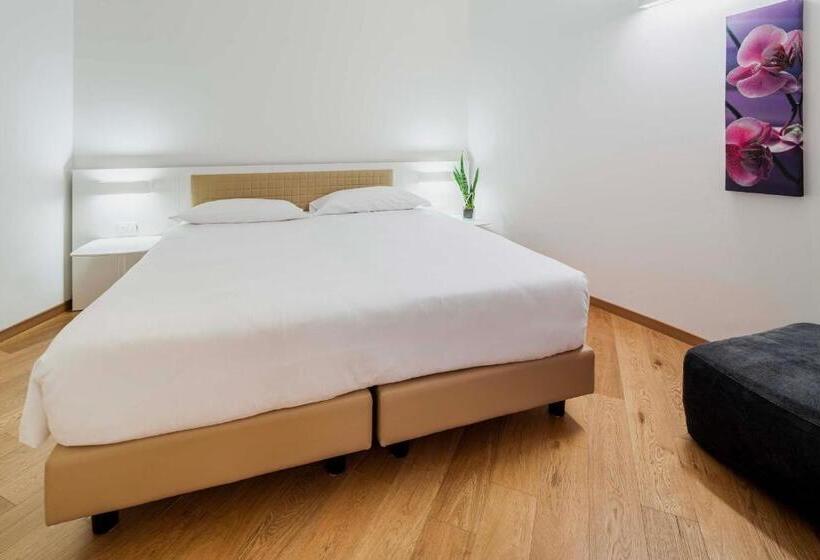 استودیوی لوکس, Residence Portus