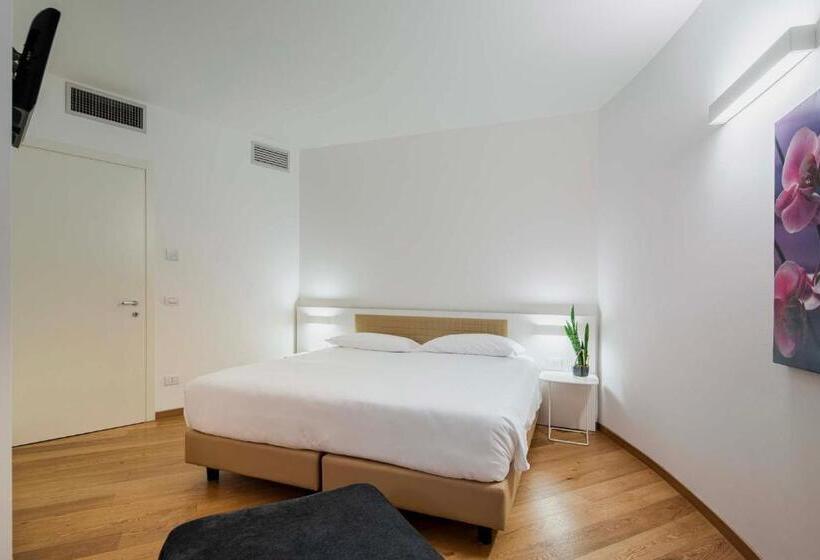 استودیوی لوکس, Residence Portus