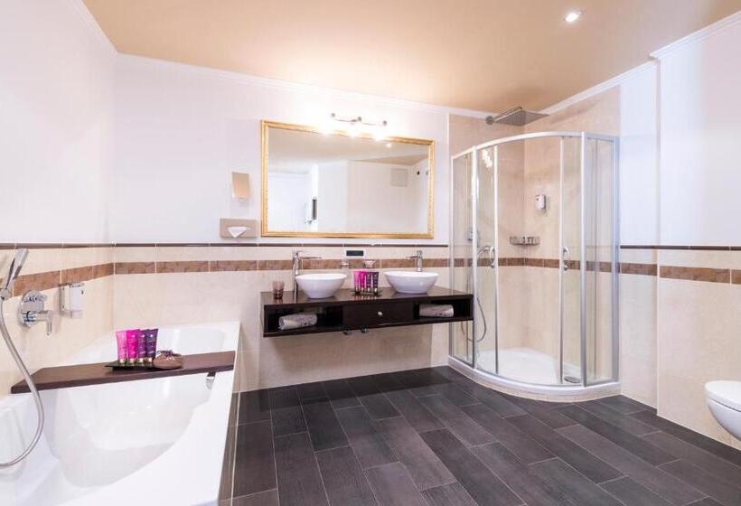 Трехместный Номер Стандарт с Балконом, Alpin Garden Luxury Maison & Spa - Adults Only